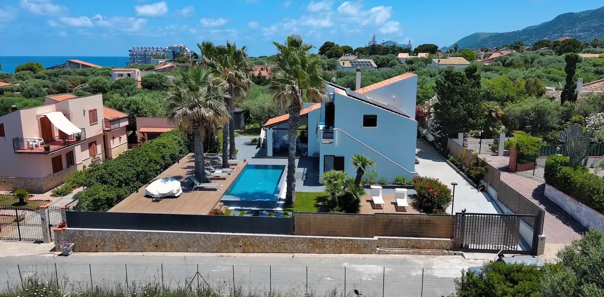 Recentemente rinnovata, Villa Tramonto sul Mare a Capo Playa è la scelta ideale per chi cerca un'esclusiva villa con piscina a Cefalu' a due passi dal mare.