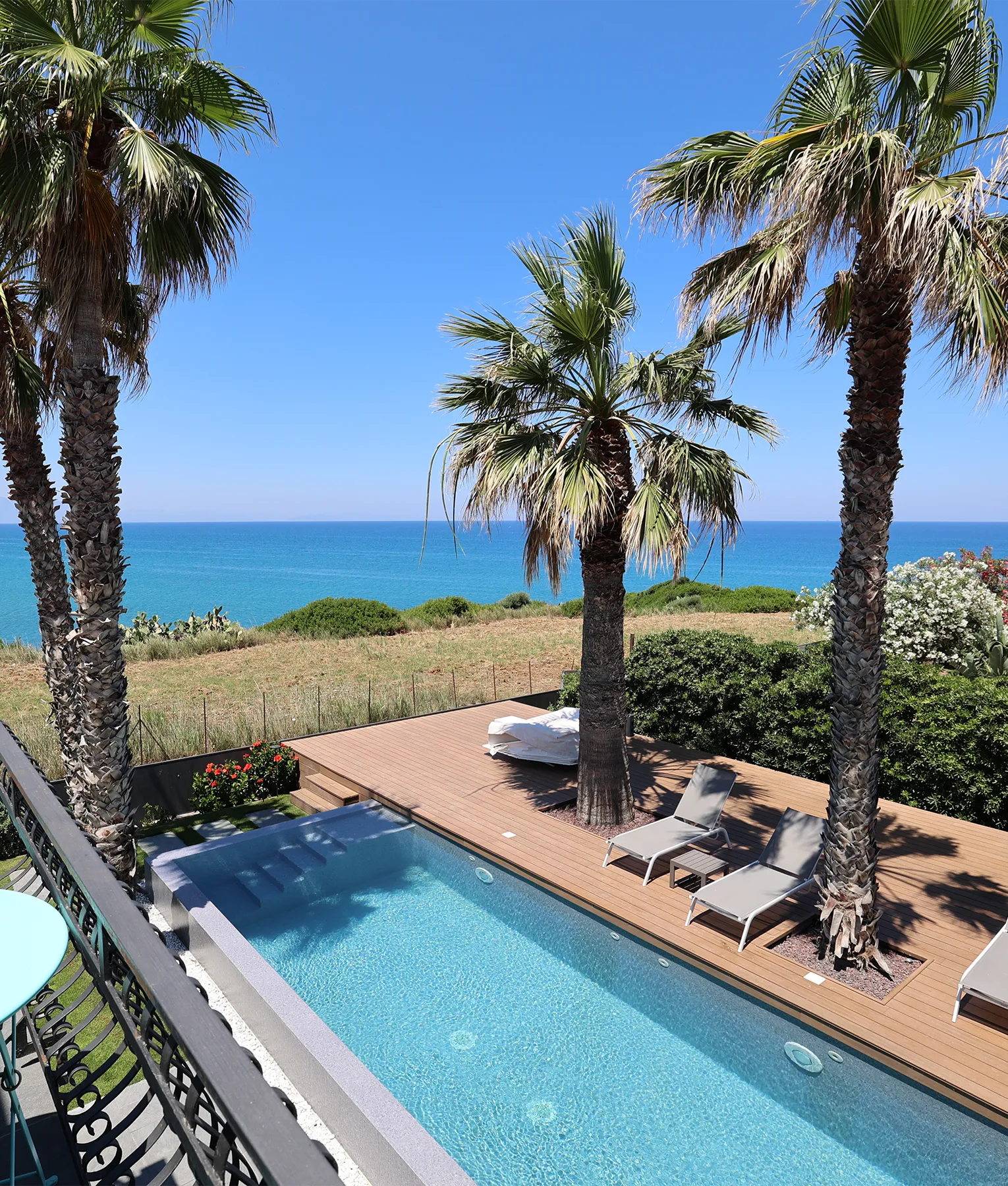 Recentemente rinnovata, Villa Surelica a Capo Playa è la scelta ideale per chi cerca un'esclusiva villa a Cefalu' a due passi dal mare.