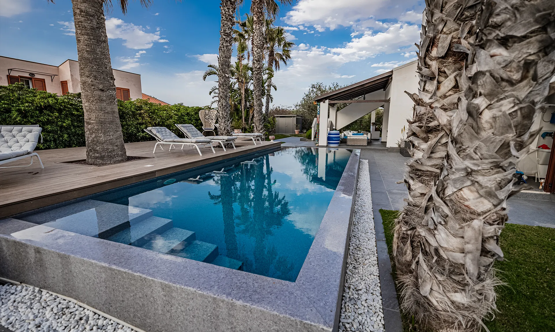 Recentemente rinnovata, Villa Surelica a Capo Playa è la scelta ideale per chi cerca un'esclusiva villa con piscina a Cefalu' a due passi dal mare.